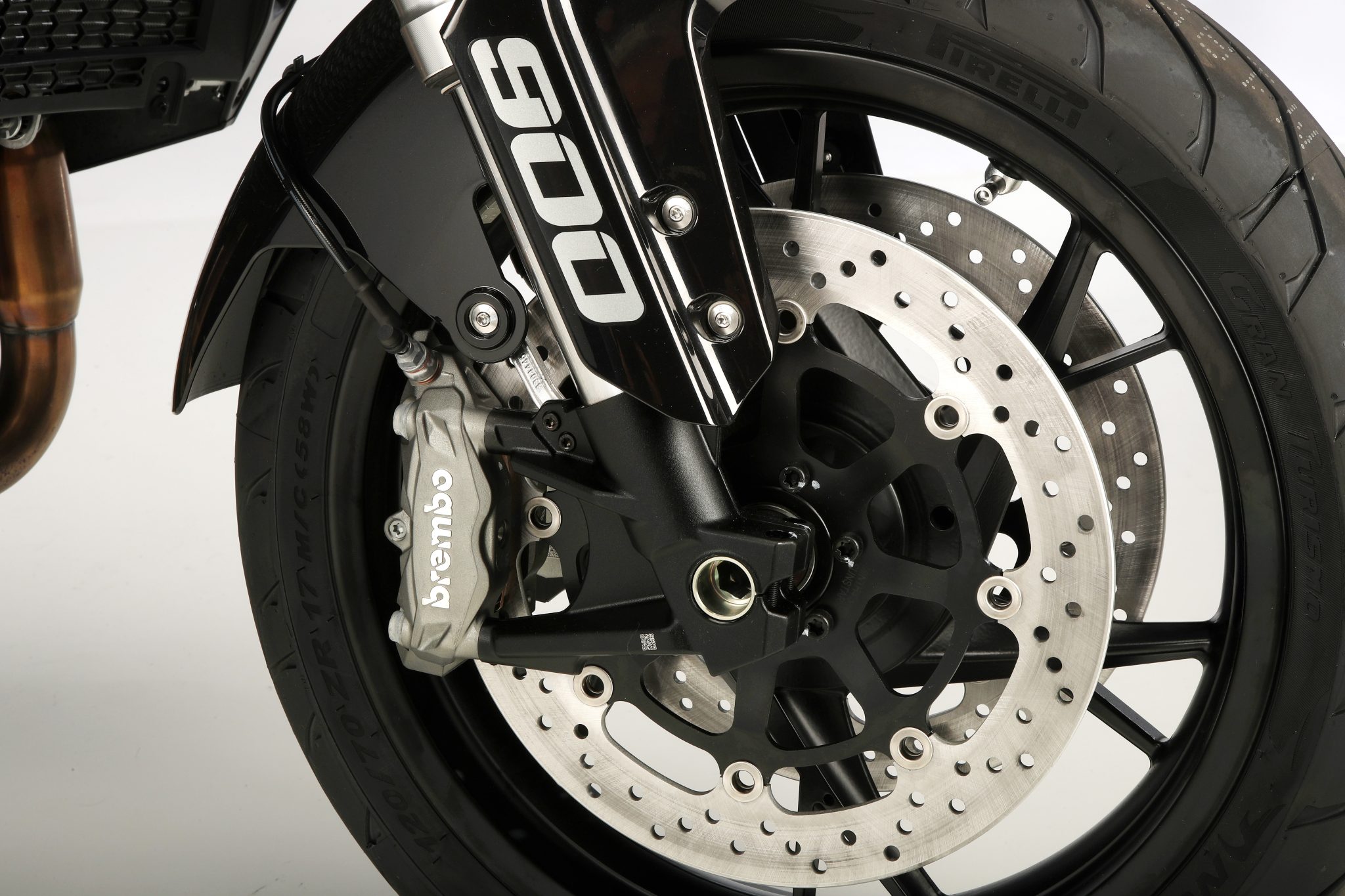 QJMOTOR SRT 900 SX: Die gelochte vordere Bremsscheibe mit Bremssattel am Speichenrad.