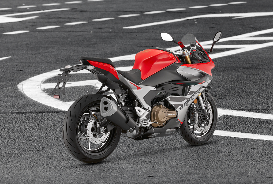 QJMOTOR SRK 600 RS: Die Auspuffmündung neben Hinterrad, Fußrasten und Heckverkleidung.