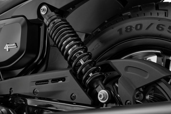 QJMOTOR SRV 600 V4: Ein schwarzes hinteres Federbein mit Schraubenfeder und verstellbarem Aufnahmepunkt.