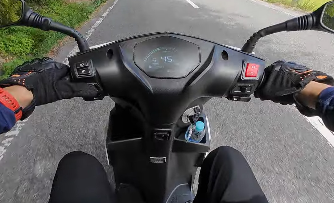 QJMOTOR RKO 50: Das digitale Instrument mit bogenförmiger Skala, großen Ziffern und Kontrollsymbolen.
