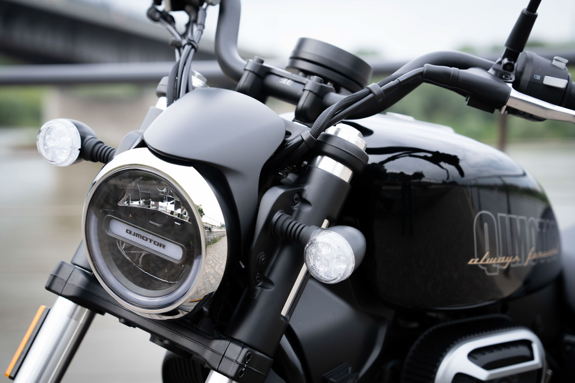 QJMOTOR SRV 12: Der runde Frontscheinwerfer mit hellem Lichtband und den seitlichen Blinkern.