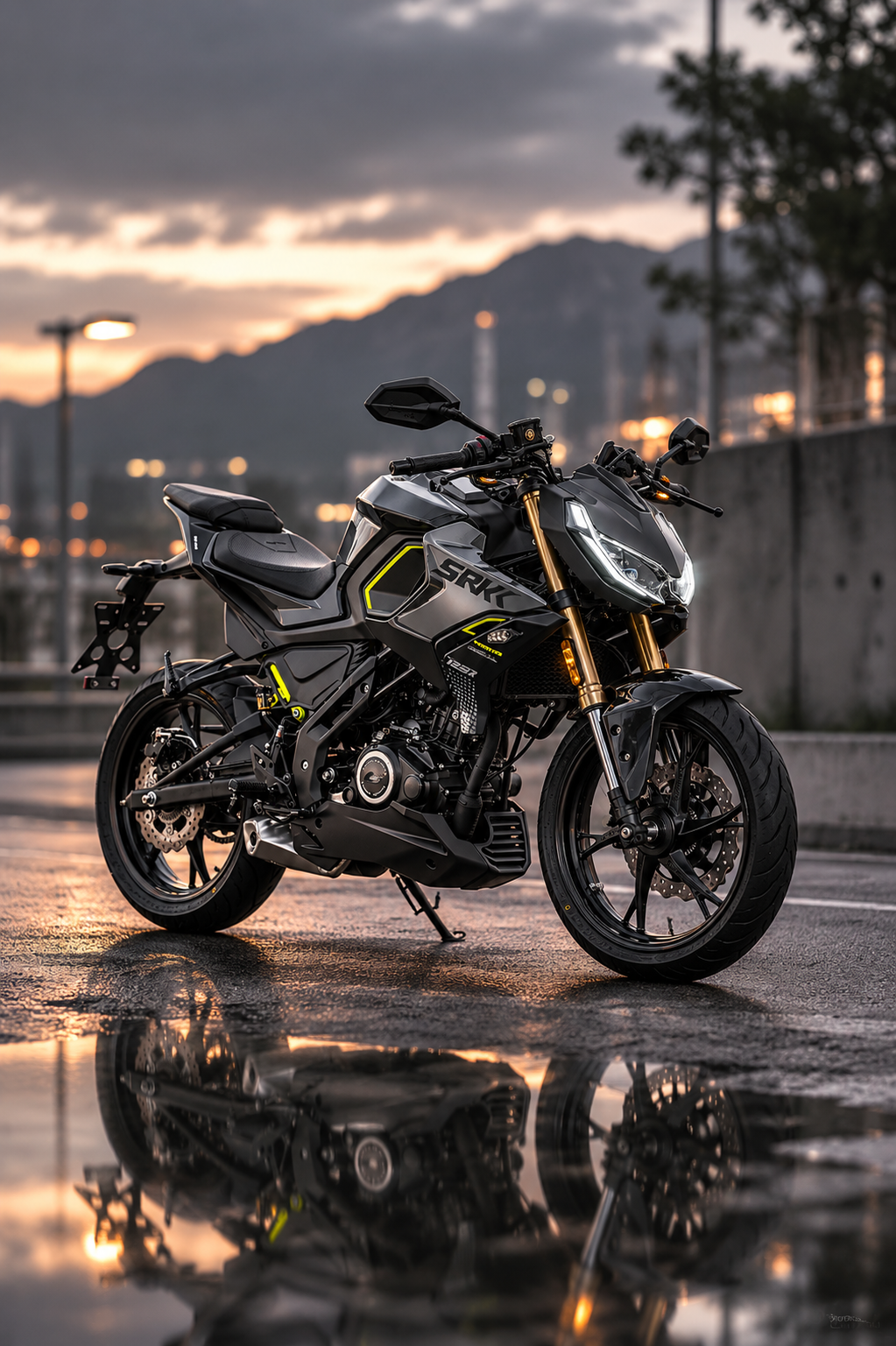 Dunkler QJMOTOR SRK 125 RW mit gelben Akzenten, komplett ohne Fahrer auf nassem Pflaster am Wasser geparkt. Das Motorrad und der warme Abendhimmel spiegeln sich auf dem Boden; im Hintergrund sind Ufer und Hafenanlagen erkennbar.