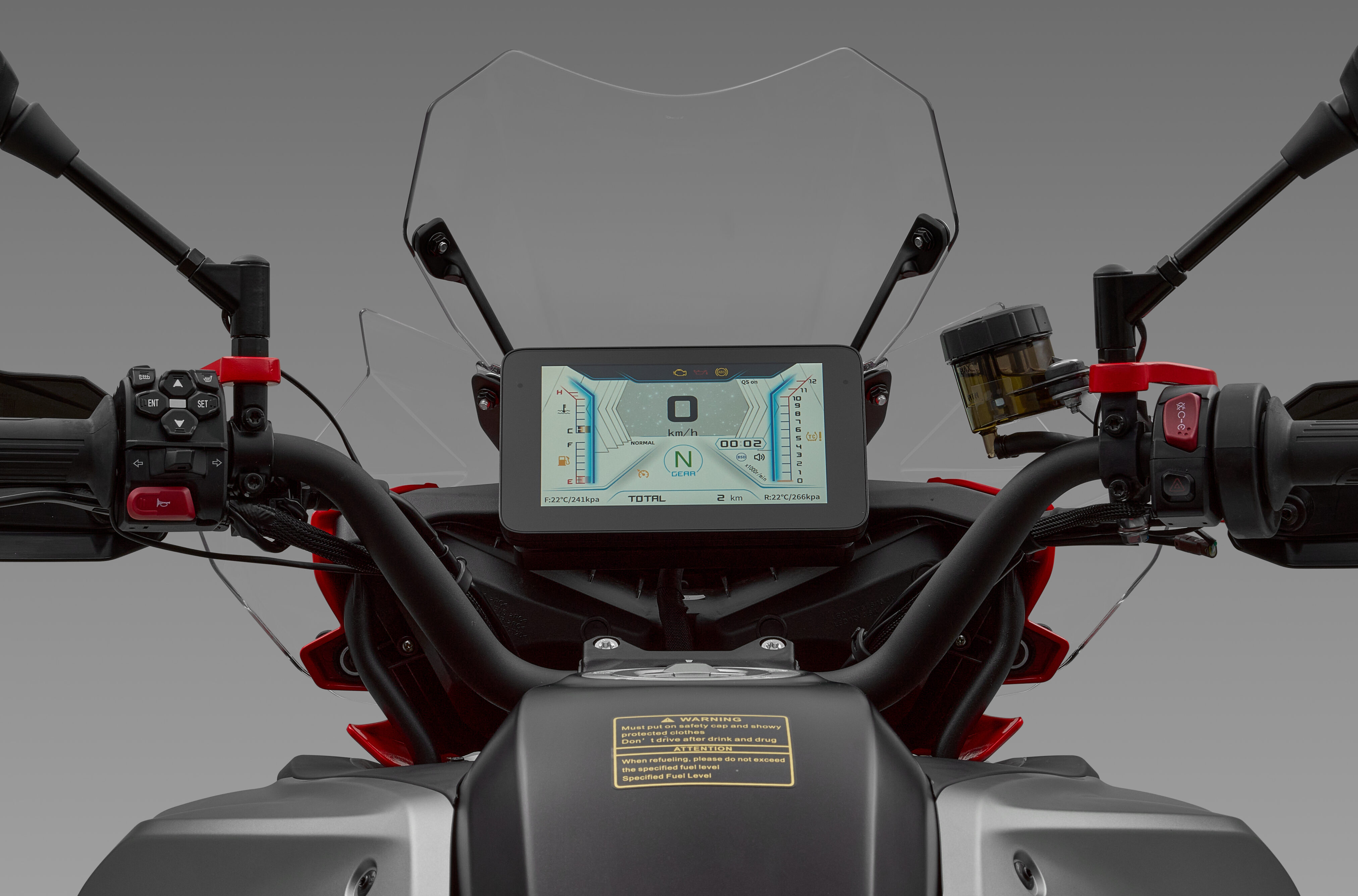 QJMOTOR SRT 900 SX: Das hochformatige TFT-Instrument mit großer digitaler Geschwindigkeitsanzeige im Cockpit.