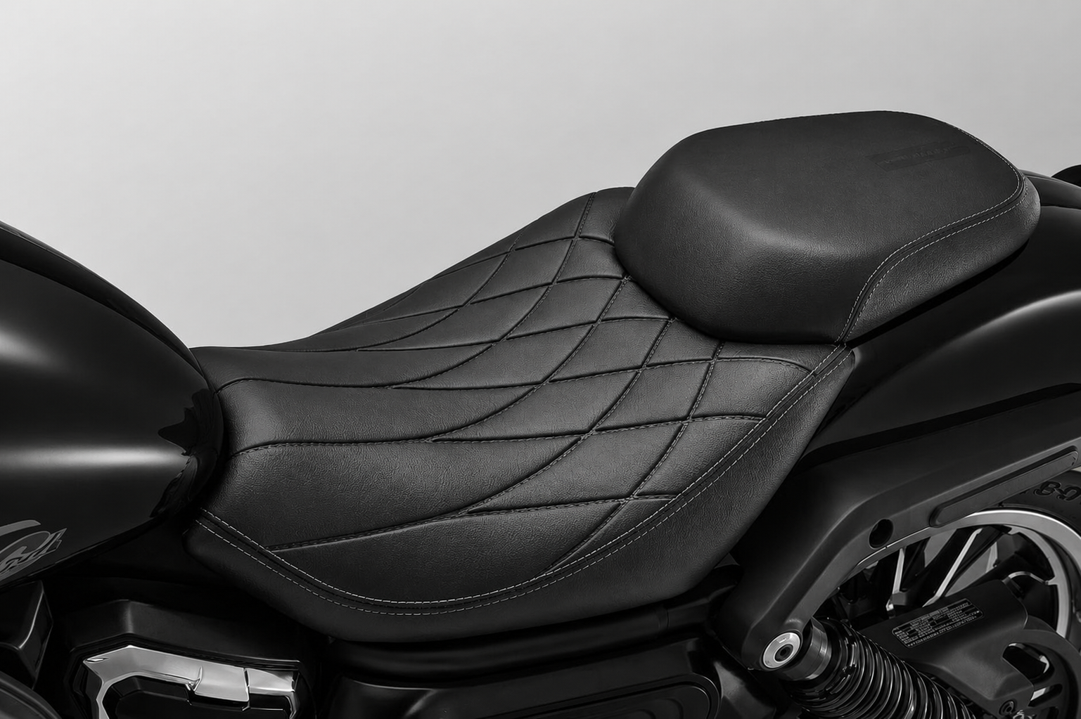 QJMOTOR SRV 600 V2: Die niedrige schwarze Fahrersitzbank mit rautenförmiger Steppung und erhöhtem Soziusbereich.