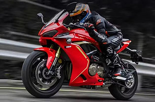 QJMOTOR SRK 600 RS: Das Vorderrad mit zwei gelochten Bremsscheiben und goldfarbener Gabel.