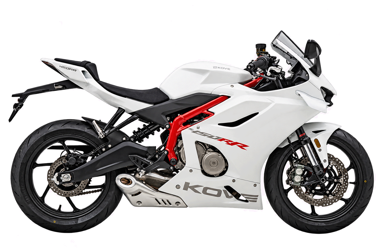 KOVE 450RR in Weiß, freigestellte Ansicht von rechts