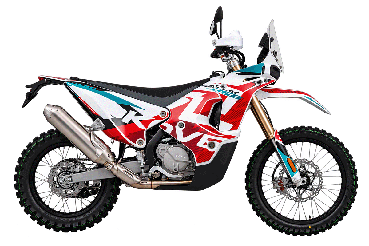 KOVE 450 RALLY in Podium Red, freigestellte Ansicht von rechts