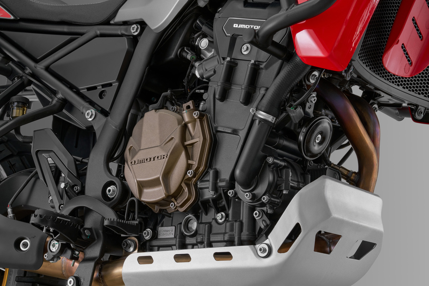 QJMOTOR SRT 800 RX: Der bronzefarbene Motor zwischen Rahmen, seitlicher Verkleidung und Unterfahrschutz.