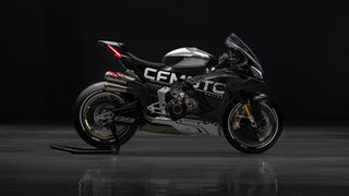 Schwarzes CFMOTO-Rennmotorrad im Studio auf Ständer, mit rotem Rücklicht, glänzendem Boden und RACING/89.