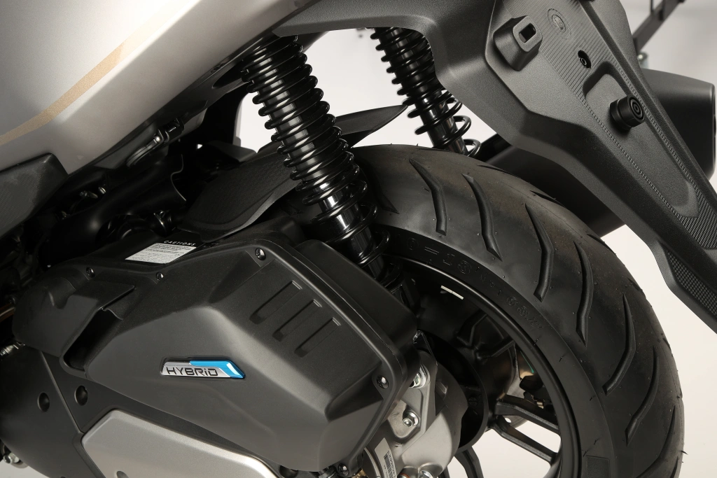 QJMOTOR MTX 125: Die beiden hinteren Schraubenfedern neben Hinterrad und Antriebseinheit.