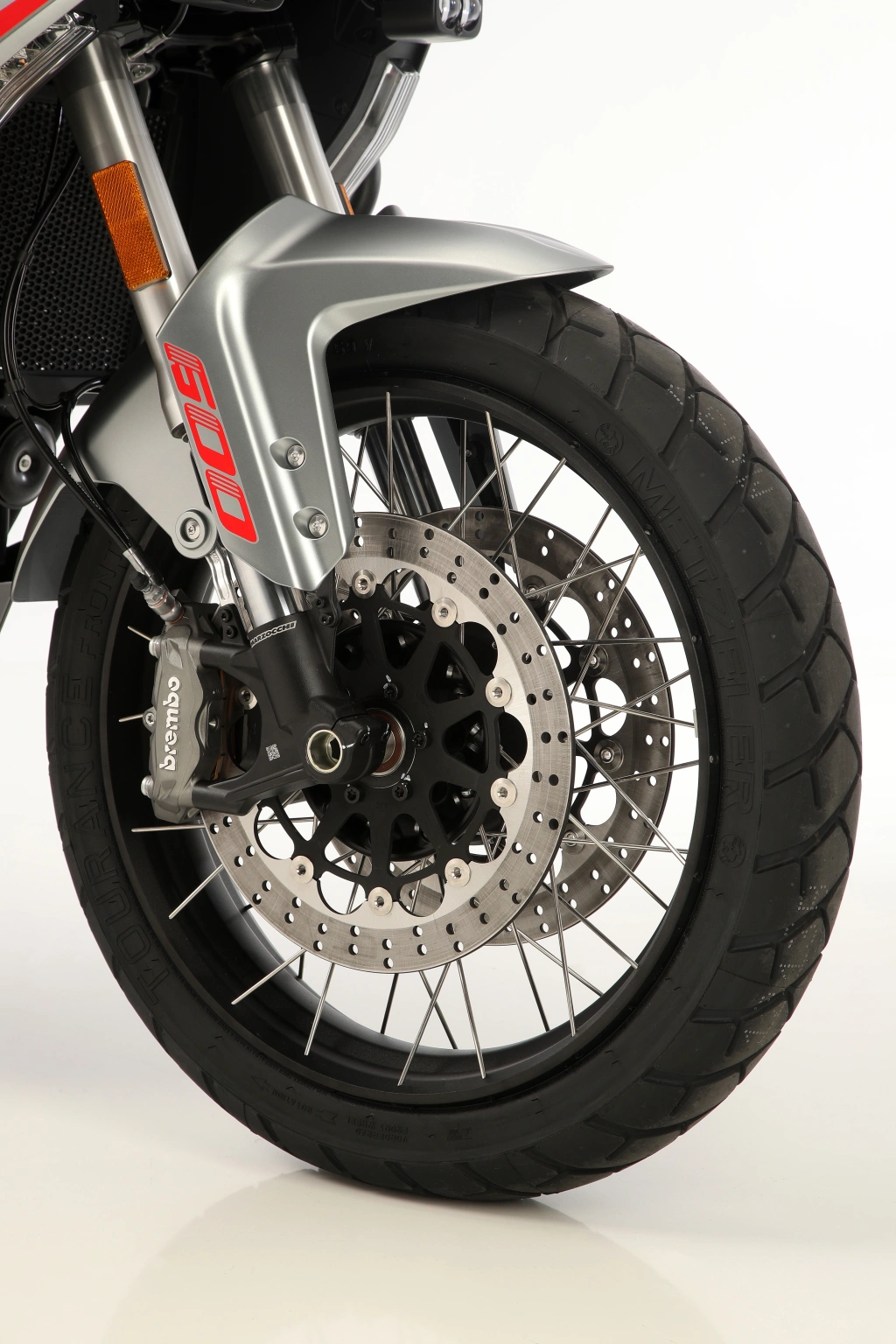 QJMOTOR SRT 600 SX: Das Speichenvorderrad mit Bremsscheiben, Gabel und hohem vorderem Kotflügel.
