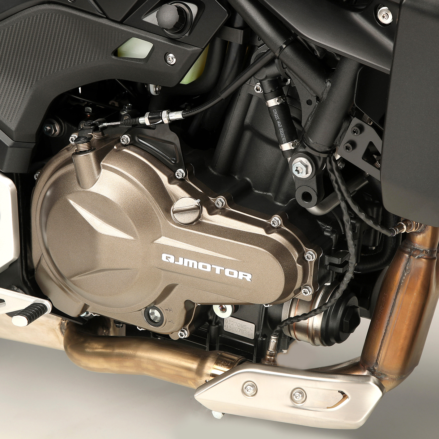 QJMOTOR SRK 600 PRO: Das farbige Instrument im Cockpit mit digitaler Geschwindigkeitsanzeige und Kontrollsymbolen.