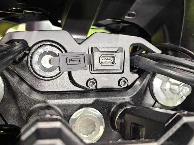 QJMOTOR SVT 650 X: Die USB-Anschlüsse im Cockpit oberhalb der Lenkerbrücke.