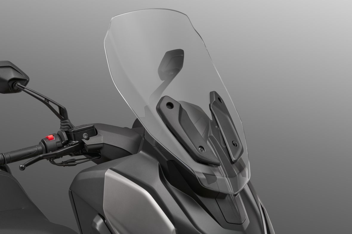 QJMOTOR FORT 4.0: Das hohe durchsichtige Windschild vor dem Lenker und der Frontverkleidung.