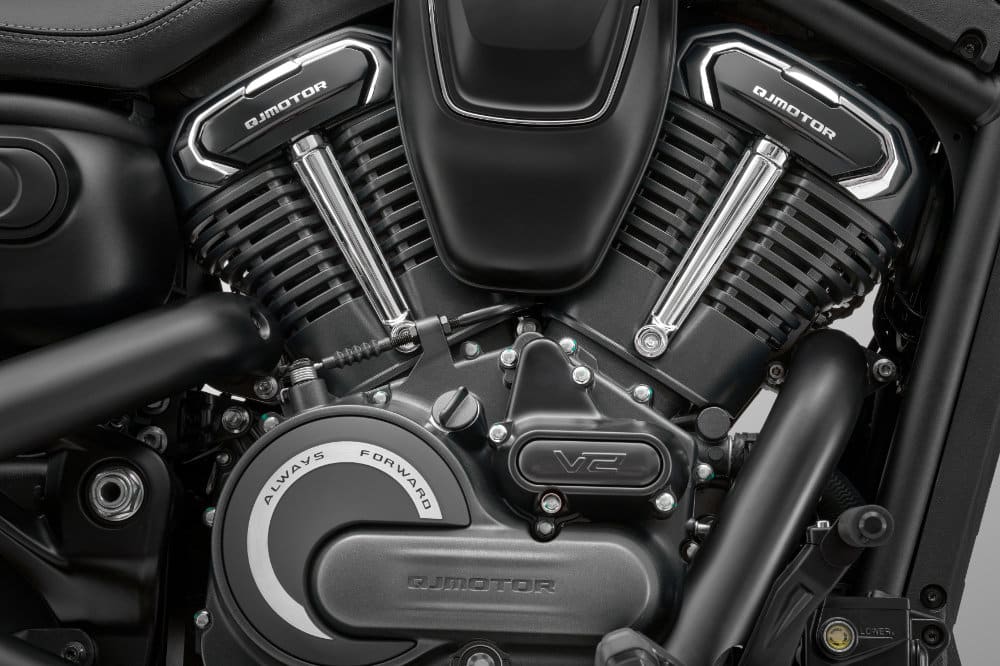 QJMOTOR SRV 600 V2: Nahaufnahme des V2-Motors mit schräg stehenden Zylindern und großem rundem Motordeckel.