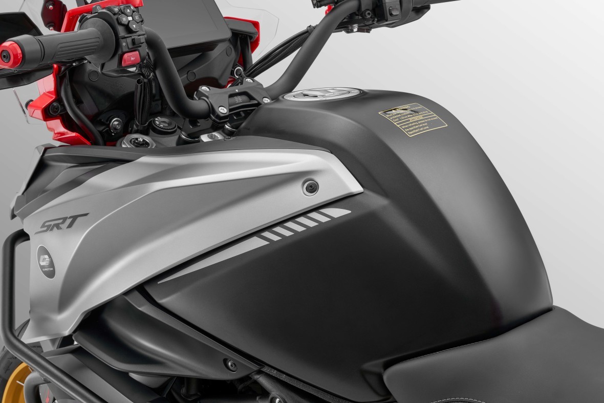 QJMOTOR SRT 900 SX: Detail der Vordergabel mit Metallaufnahme und darunter sichtbarer Schutzverkleidung.