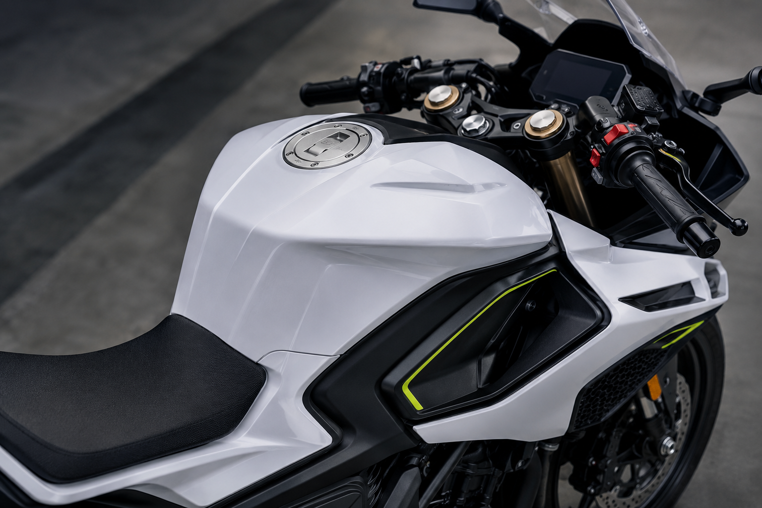 QJMOTOR SRK 125 RW: Eine Gestaltung zur Vorderradbremse mit vergrößertem Rad- und Bremsausschnitt sowie erklärendem Text.