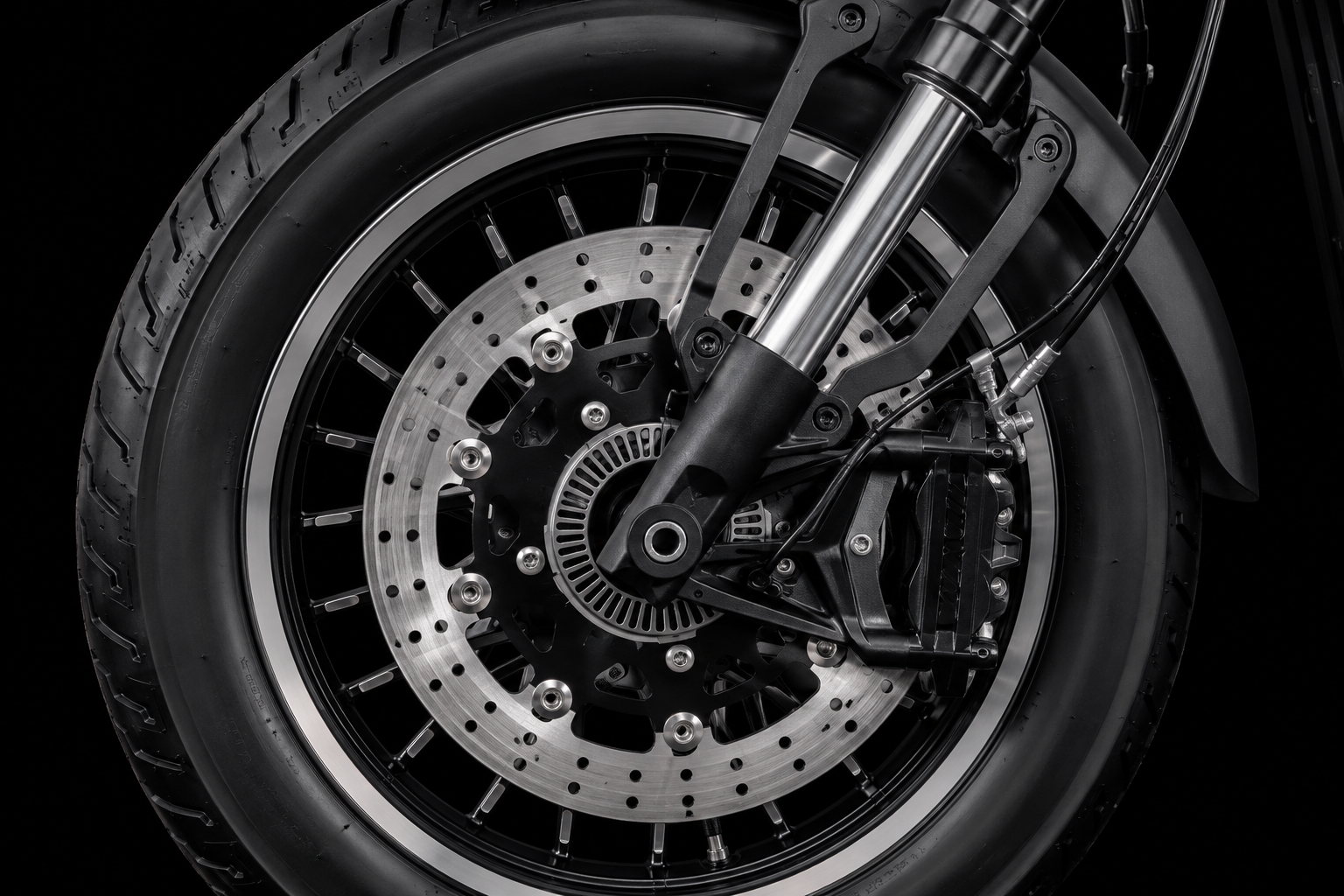 QJMOTOR SRV 600 V2: Ein hinteres Federbein neben Reifen, Schutzblech und schwarzem Auspuff.