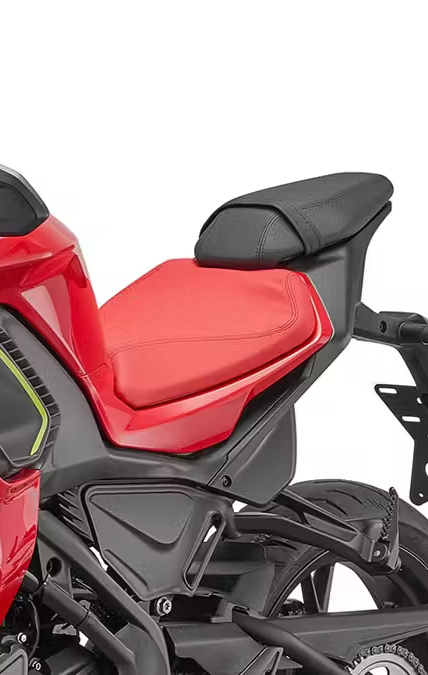 QJMOTOR SRK 125 RS: Die getrennten Sitzflächen mit rotem Fahrersitz und schwarzem Soziussitz über dem Heck.