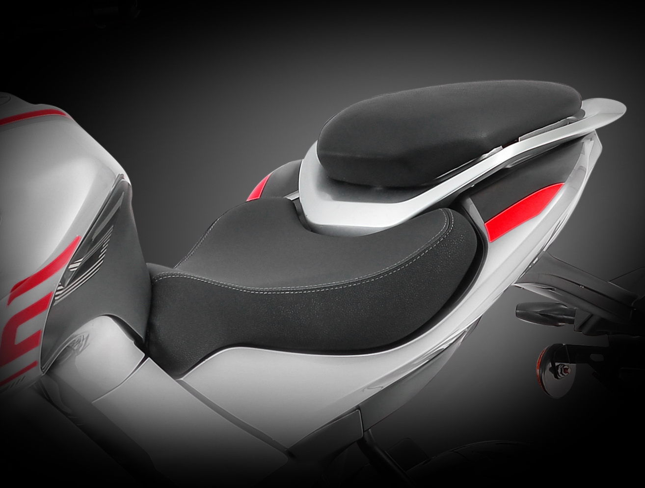 QJMOTOR SRK 125 S: Der Einzylindermotor mit bronzefarbenen Deckeln und schwarzer Rahmenstruktur.