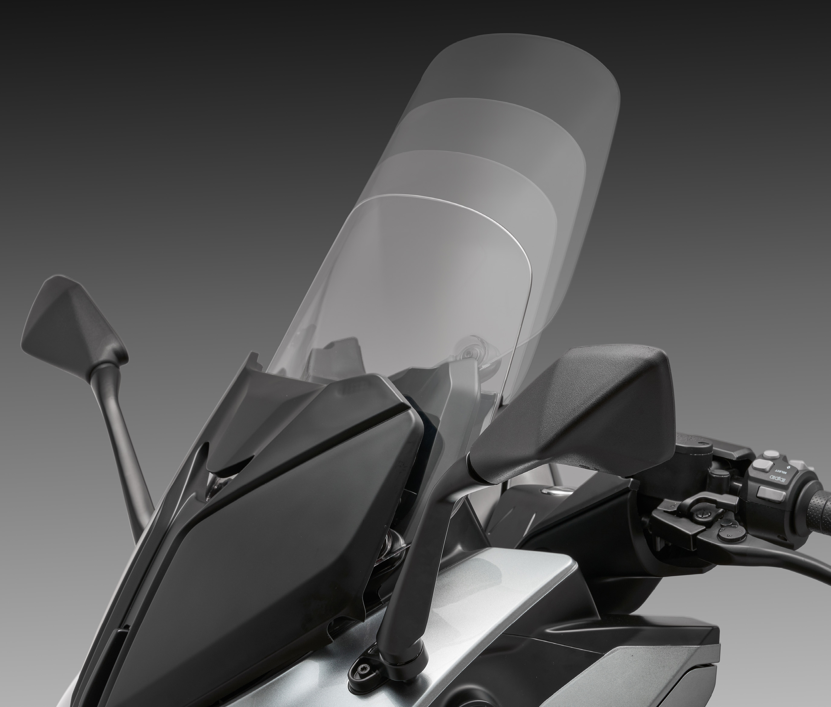 QJMOTOR FORT 125 N: Das hohe durchsichtige Windschild oberhalb des Lenkers und der Frontmaske.