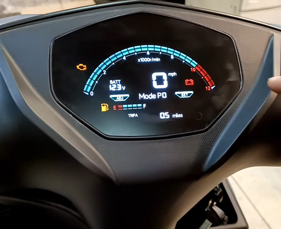 QJMOTOR RKO 50: Das digitale Instrument mit bogenförmiger Skala, großen Ziffern und Kontrollsymbolen.
