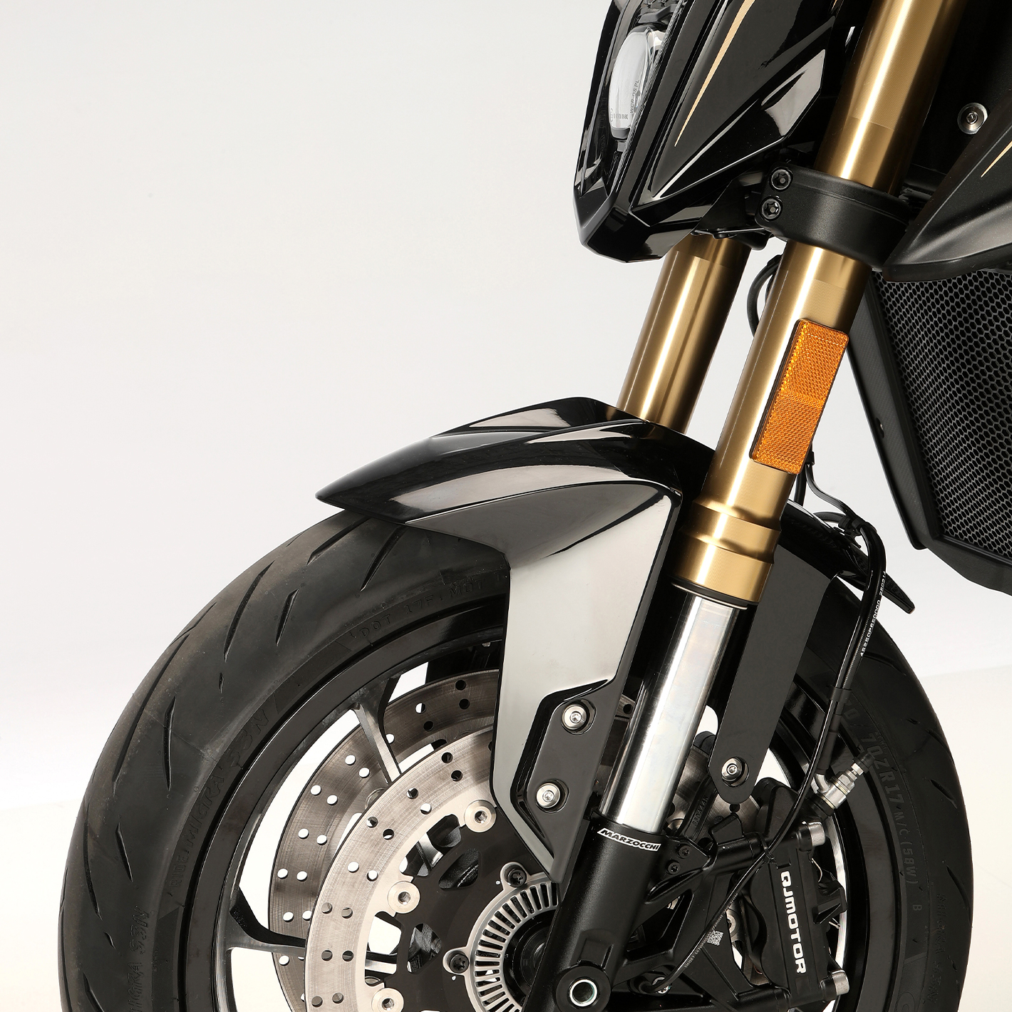 QJMOTOR SRK 600 PRO: Die goldfarbene Vordergabel mit Leichtmetallrad, Bremsscheibe und schwarzem Kotflügel.