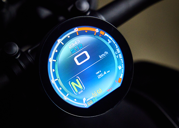 QJMOTOR SRV 600 V4: Das runde blaue TFT-Instrument mit Geschwindigkeits-, Gang- und weiteren Fahranzeigen.