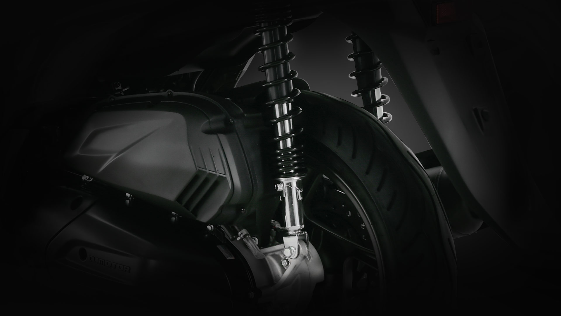 QJMOTOR SQ16 125: Die beiden hinteren Federbeine neben dem Hinterrad des Rollers.