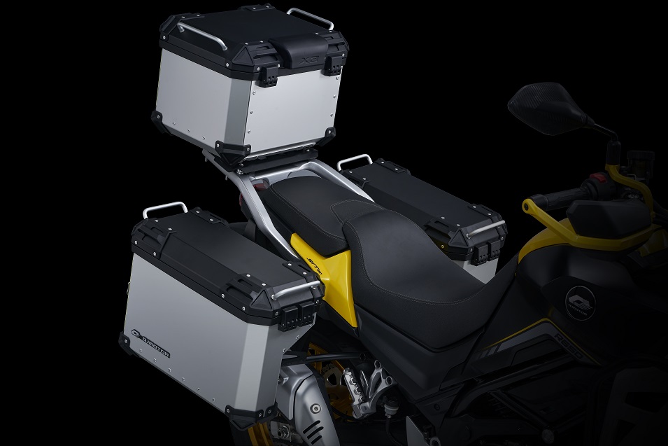 QJMOTOR SVT 650 X: Die drei montierten Koffer am Heck und an beiden Seiten des Motorrads.