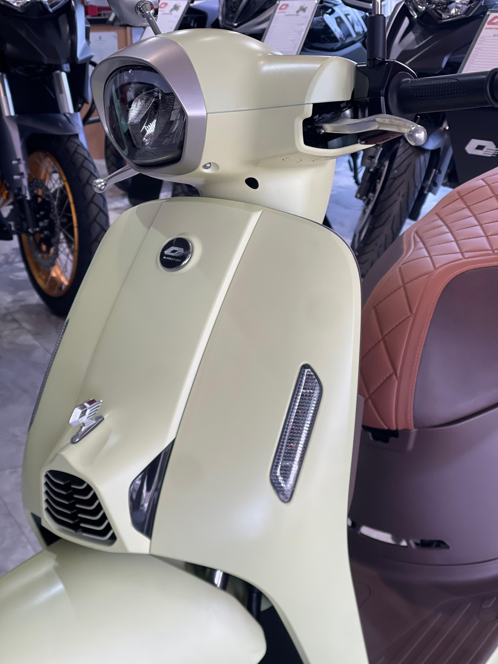 QJMOTOR LTR 50: Blick auf das Cockpit mit rundem Instrument, breitem Lenker und zwei runden Spiegeln.