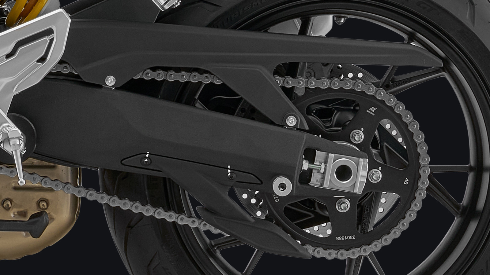 QJMOTOR SRK 800: Das Kettenrad mit Antriebskette, Schwinge und Achsaufnahme am Hinterrad.