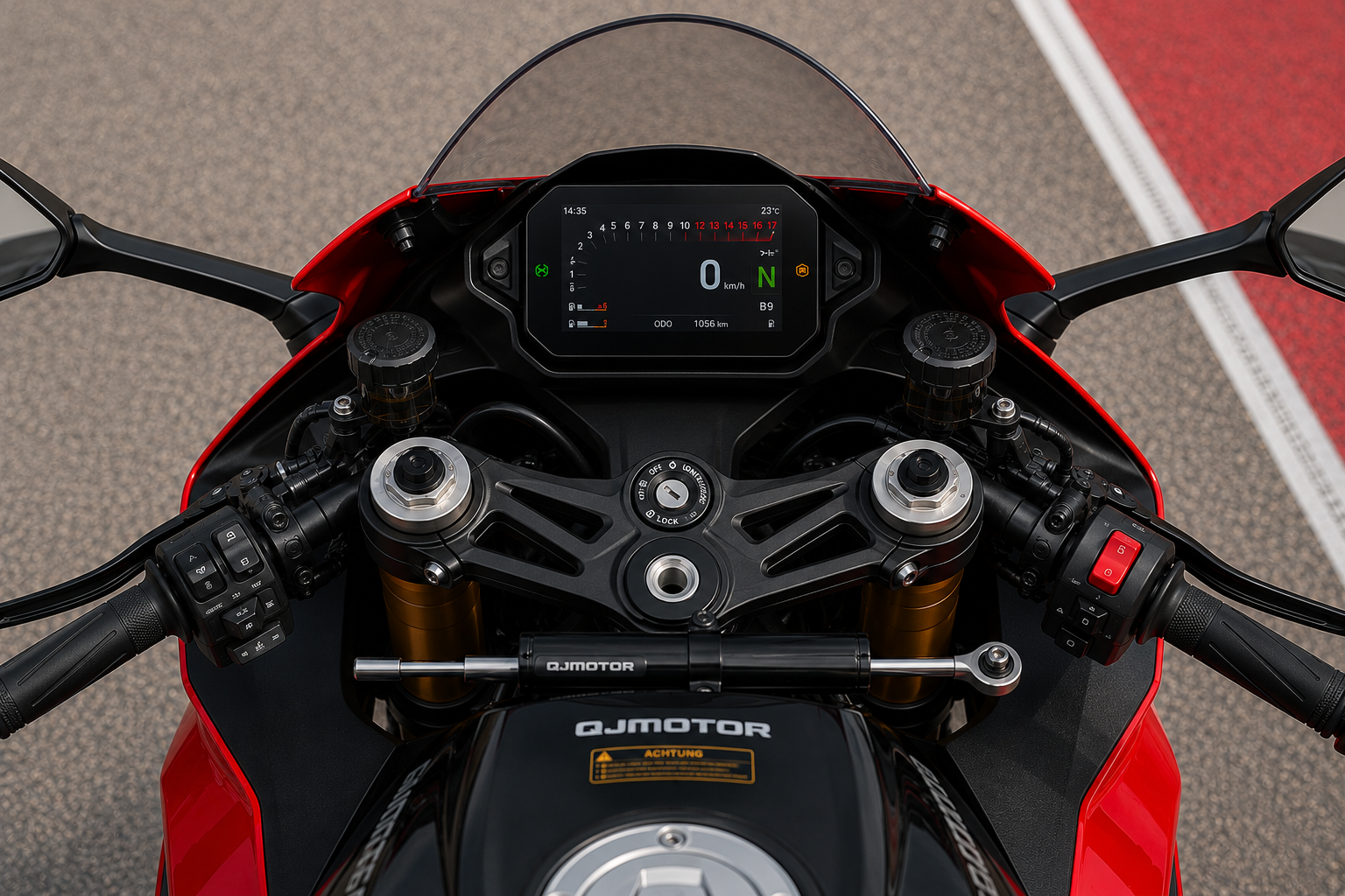 QJMOTOR SRK 800 RC: Das breite Cockpit mit TFT-Instrument, Lenkerbrücke und sportlichen Lenkergriffen.