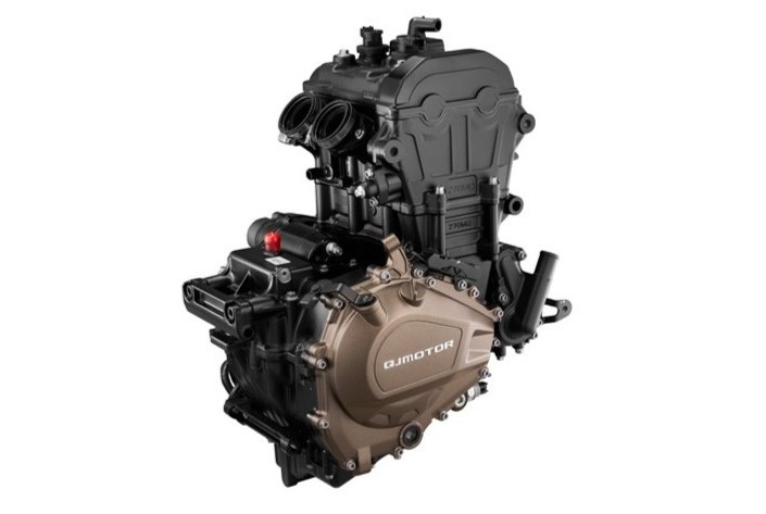 QJMOTOR SRT 450 RX: Freigestellte Motorbaugruppe mit zwei Zylindern, Anbauteilen und bronzefarbenem Gehäuse.