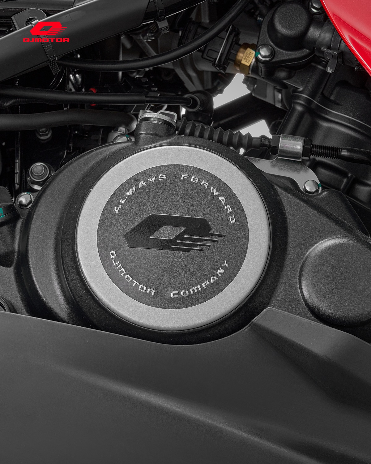 QJMOTOR SRK 125 RS: Nahaufnahme des runden Motorgehäusedeckels und der umgebenden schwarzen Bauteile.