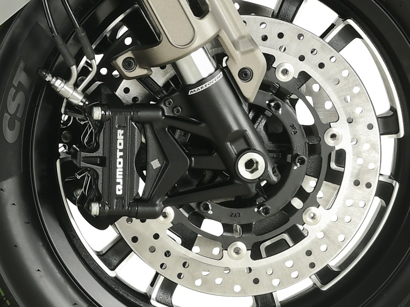 QJMOTOR SRV 600 V4: Ein schwarzes hinteres Federbein mit Schraubenfeder und verstellbarem Aufnahmepunkt.