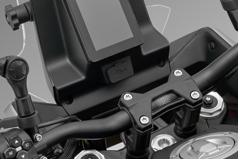 QJMOTOR SRT 800 RX: Die mit einer Schutzkappe versehene USB-Anschlussstelle im Cockpit.