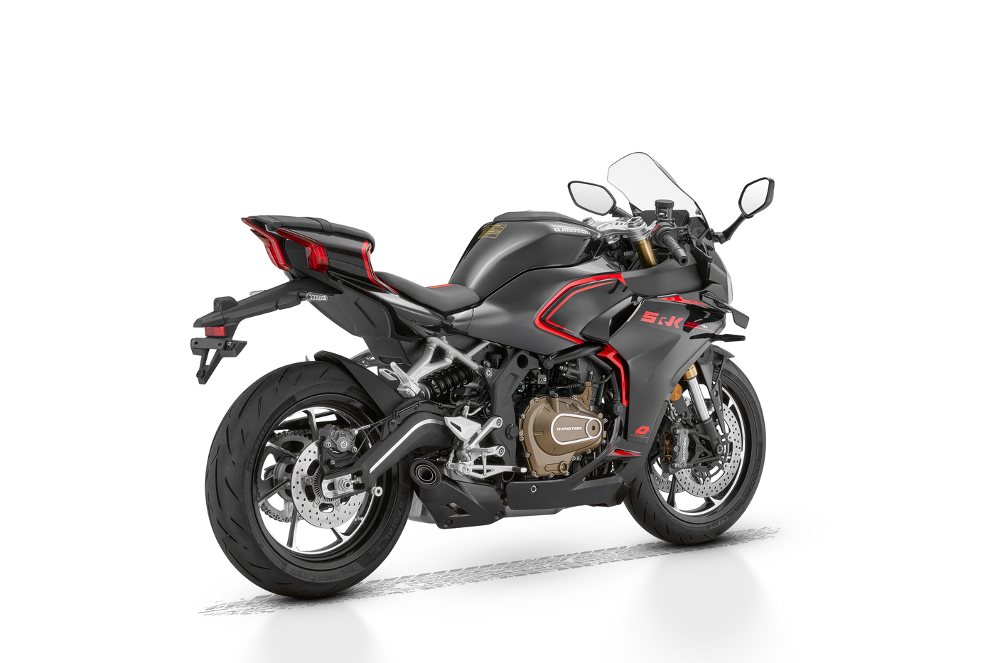 QJMOTOR SRK 421 RR: Die schwarze Auspuffmündung neben Hinterrad, Fußrasten und seitlicher Verkleidung.