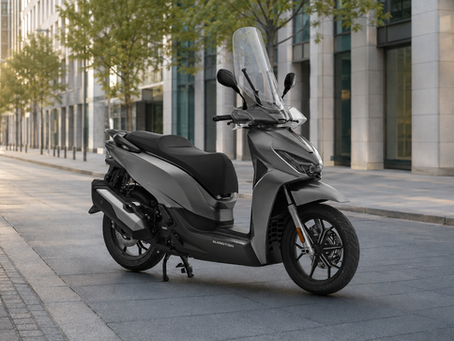 QJMOTOR SQ 350 Großradroller in Grau mit hohem Windschild auf einer modernen Stadtstraße