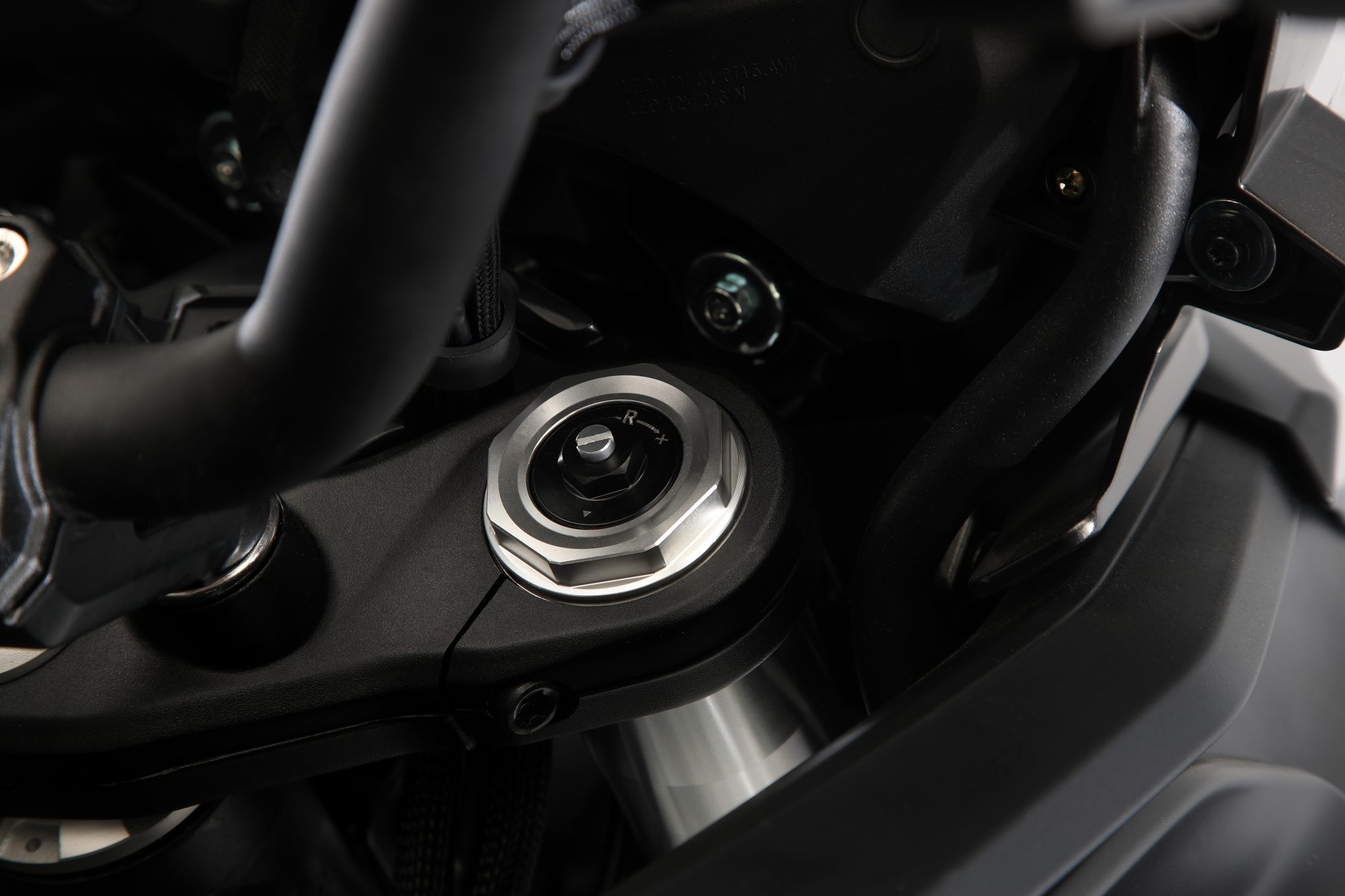 QJMOTOR SRT 900 SX: Detail der Vordergabel mit Metallaufnahme und darunter sichtbarer Schutzverkleidung.