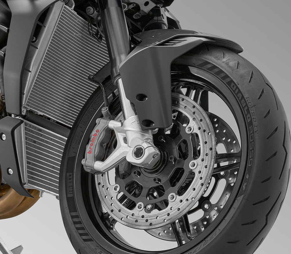 QJMOTOR SRK 921: Frontalansicht der roten Naked-Maschine mit markanten hellen Scheinwerferflächen.