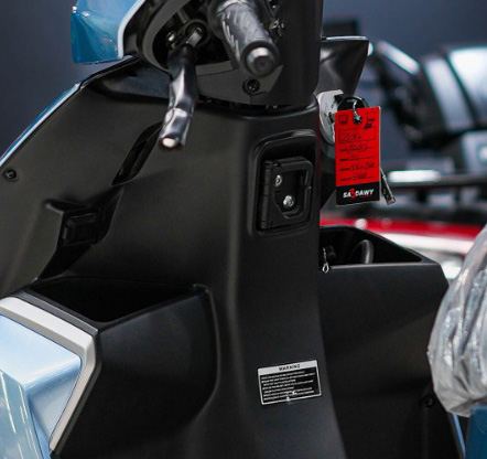 QJMOTOR RKO 50: Das vordere Ablagefach und die Anschlusszone unterhalb der schwarzen Lenkerverkleidung.