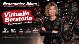 Lächelnde Frau im Motorradshowroom vor Bikes; Werbetext: Virtuelle Beraterin, Dein Weg zum Traumbike.