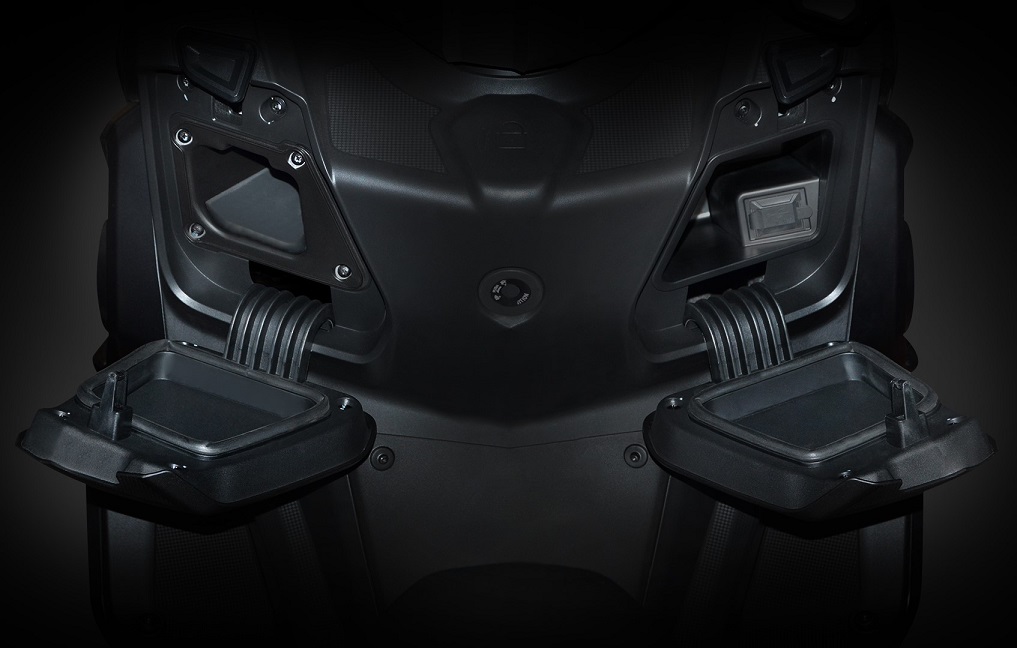 QJMOTOR FORT 4.0: Das hohe durchsichtige Windschild vor dem Lenker und der Frontverkleidung.