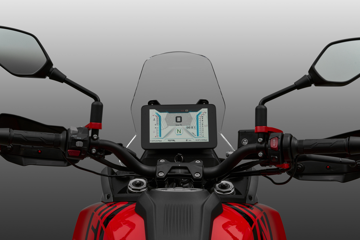 QJMOTOR SRT 600 SX: Blick auf Lenker, großes Windschild und hochformatiges TFT-Instrument.