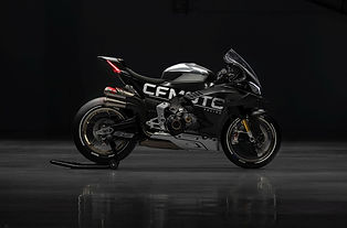 Detail des V4-Motors im gezeigten CFMOTO V4 SR-RR-Prototyp mit CFMOTO-Schriftzug auf der Verkleidung.