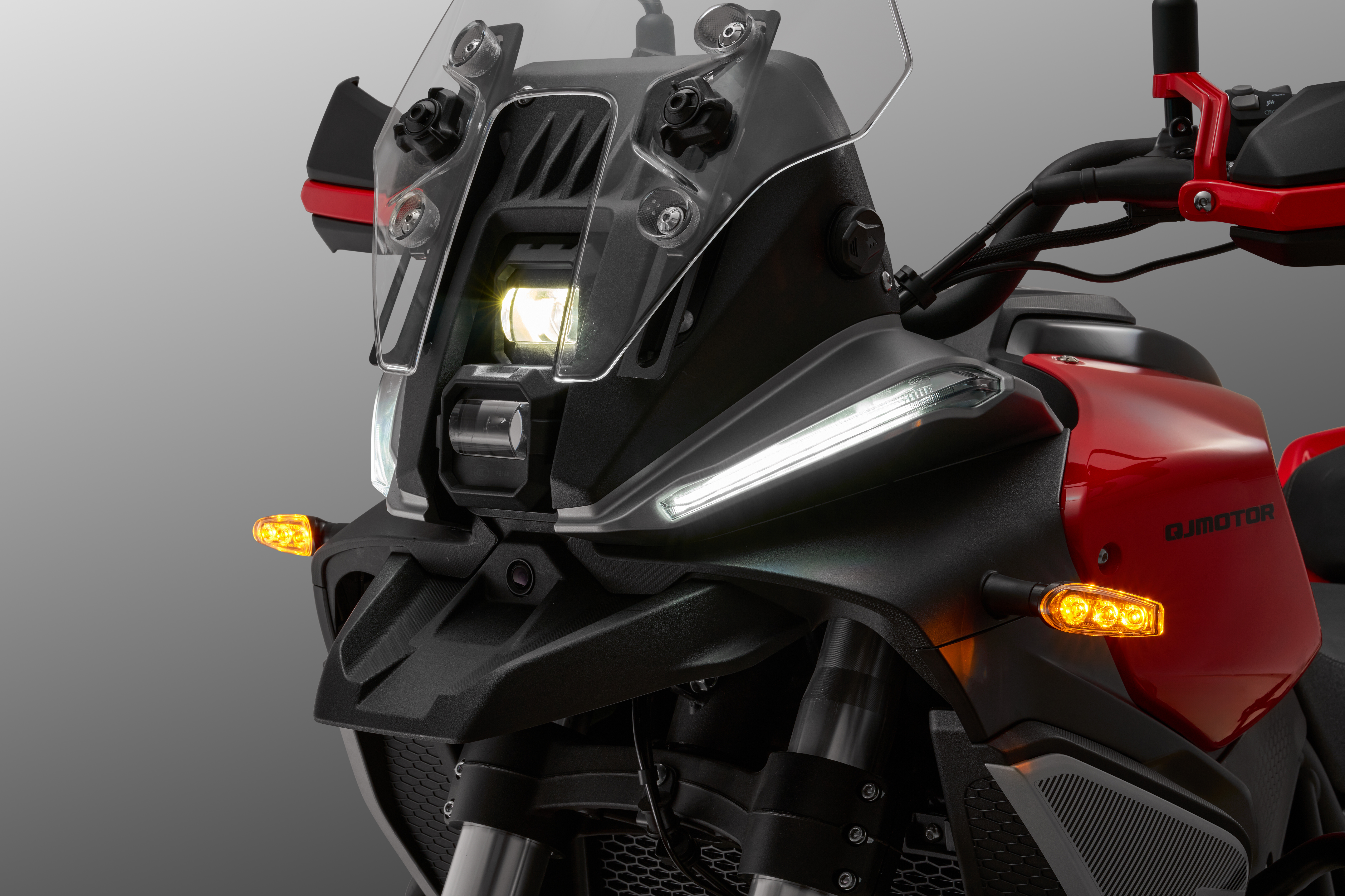 QJMOTOR SRT 700 SX: Die mit runder Gummikappe geschützte USB-Anschlussstelle.