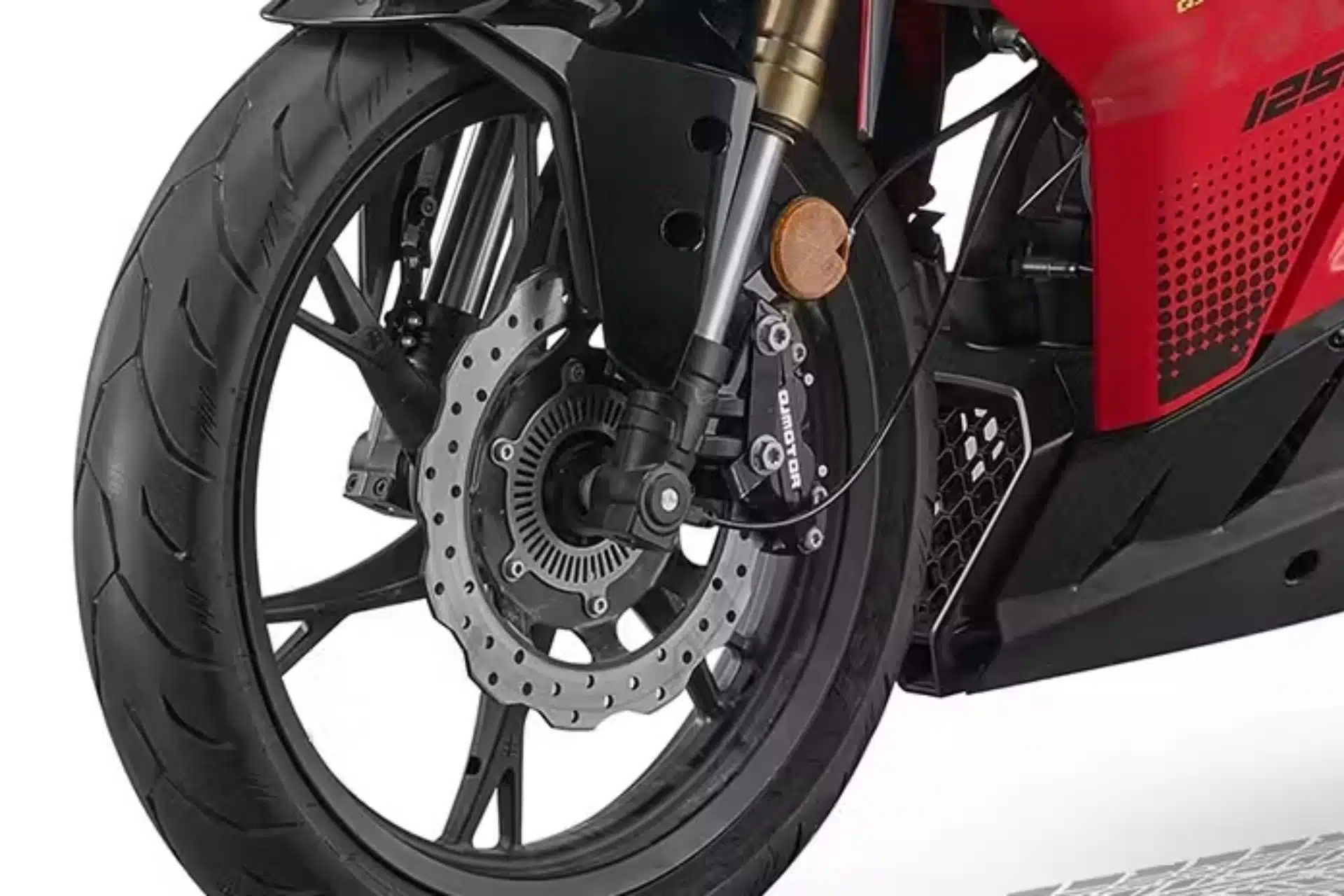 QJMOTOR SRK 125 RS: Die gelochte vordere Bremsscheibe mit Bremssattel und Gabel am Leichtmetallrad.