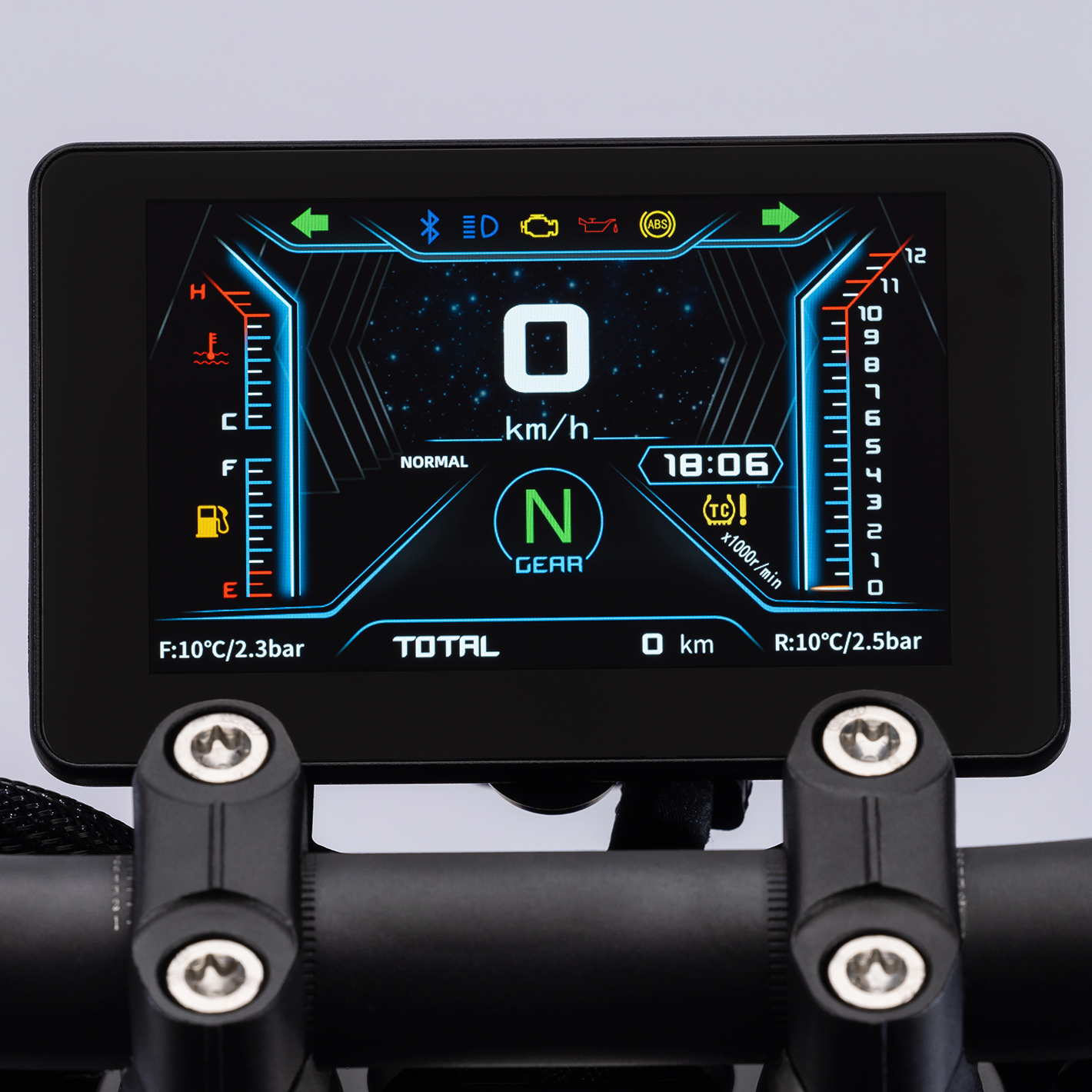 QJMOTOR SRK 600 PRO: Das farbige Instrument im Cockpit mit digitaler Geschwindigkeitsanzeige und Kontrollsymbolen.
