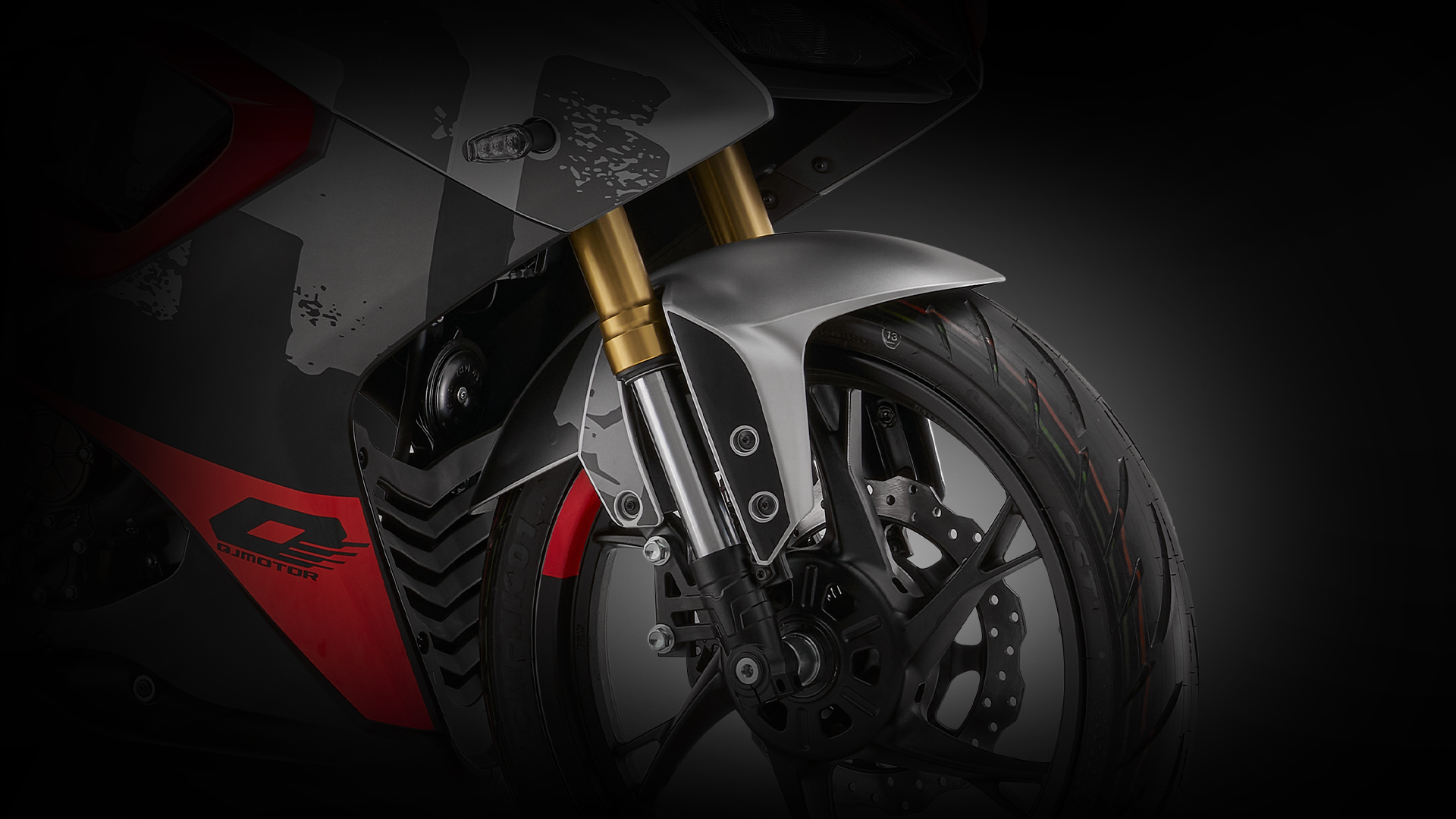 QJMOTOR SRK 125 R: Die goldfarbene Vordergabel mit Rad, Bremsscheibe und schwarzem Kotflügel.